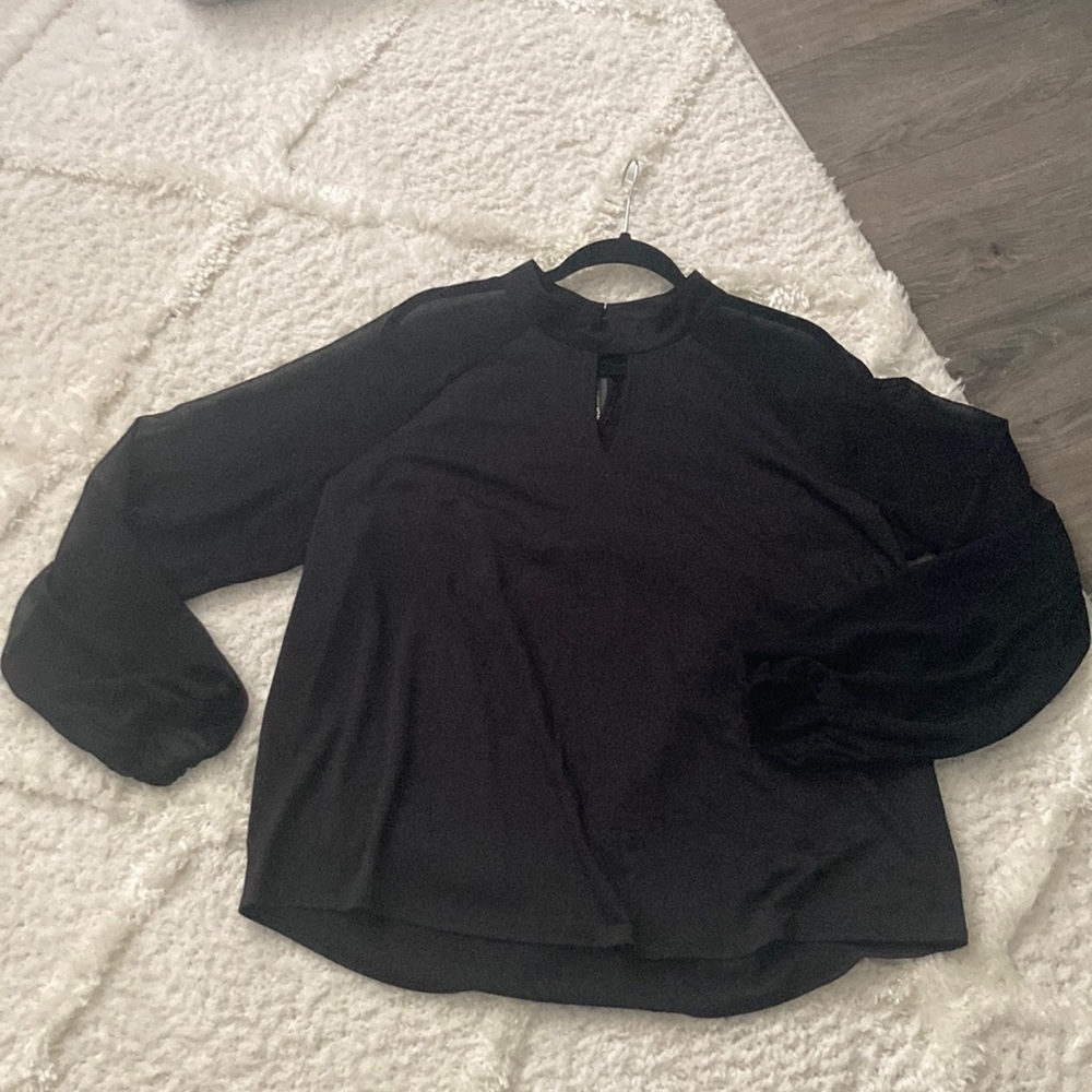 BNWT ballon sleeve blouse keyhole detail